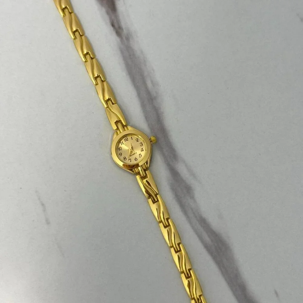 Sku 0476 vintage vibe gold mini watch + in a‎ gift box + strap reduction tool - Picture 8 of 8